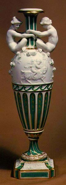 Minton vaas versierd met Parian porseleinen figuren, ca. 1855 door Albert Ernest Carrier Belleuse