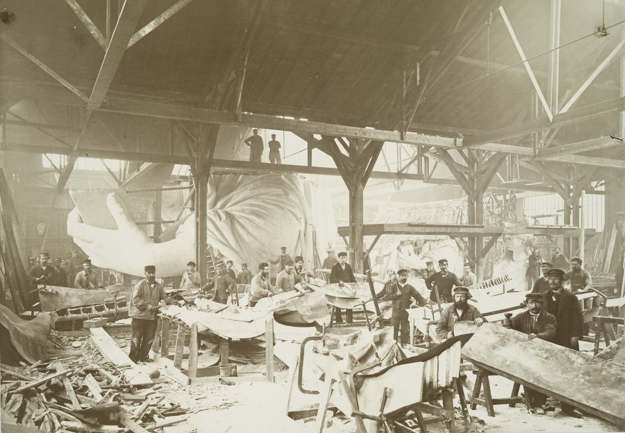 Mannen in een werkplaats die koperen platen hameren voor de bouw van het Vrijheidsbeeld, 1883 door Albert Fernique