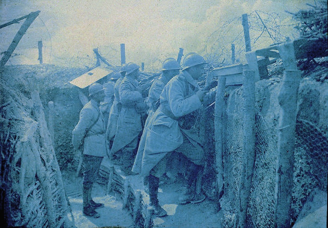 Een Franse luisterpost: soldaten in een loopgraaf aan het westfront, Frankrijk, 1916 door Albert Samama Chikli