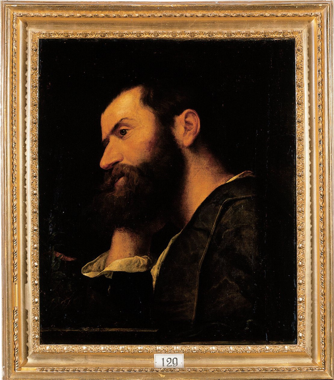 Portret van de dichter Pietro Aretino, borstbeeld, rustend met zijn hoofd op zijn rechterhand bij een rand met een plant door Alessandro Bonvicino Moretto