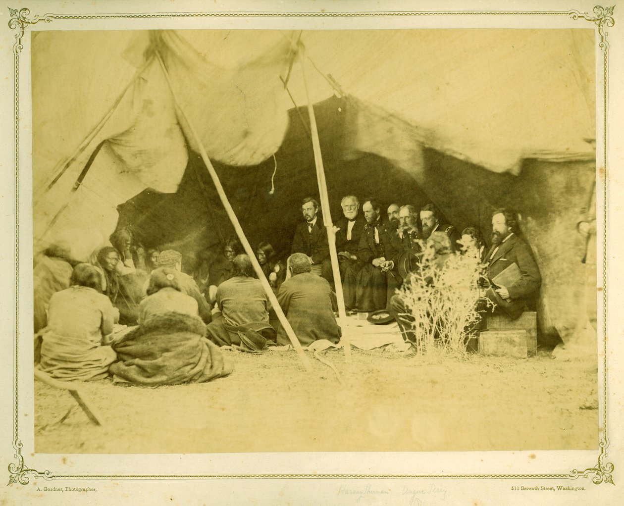 Commissarissen in overleg met de Arapahoes en Cheyennes, 1868 door Alexander Gardner