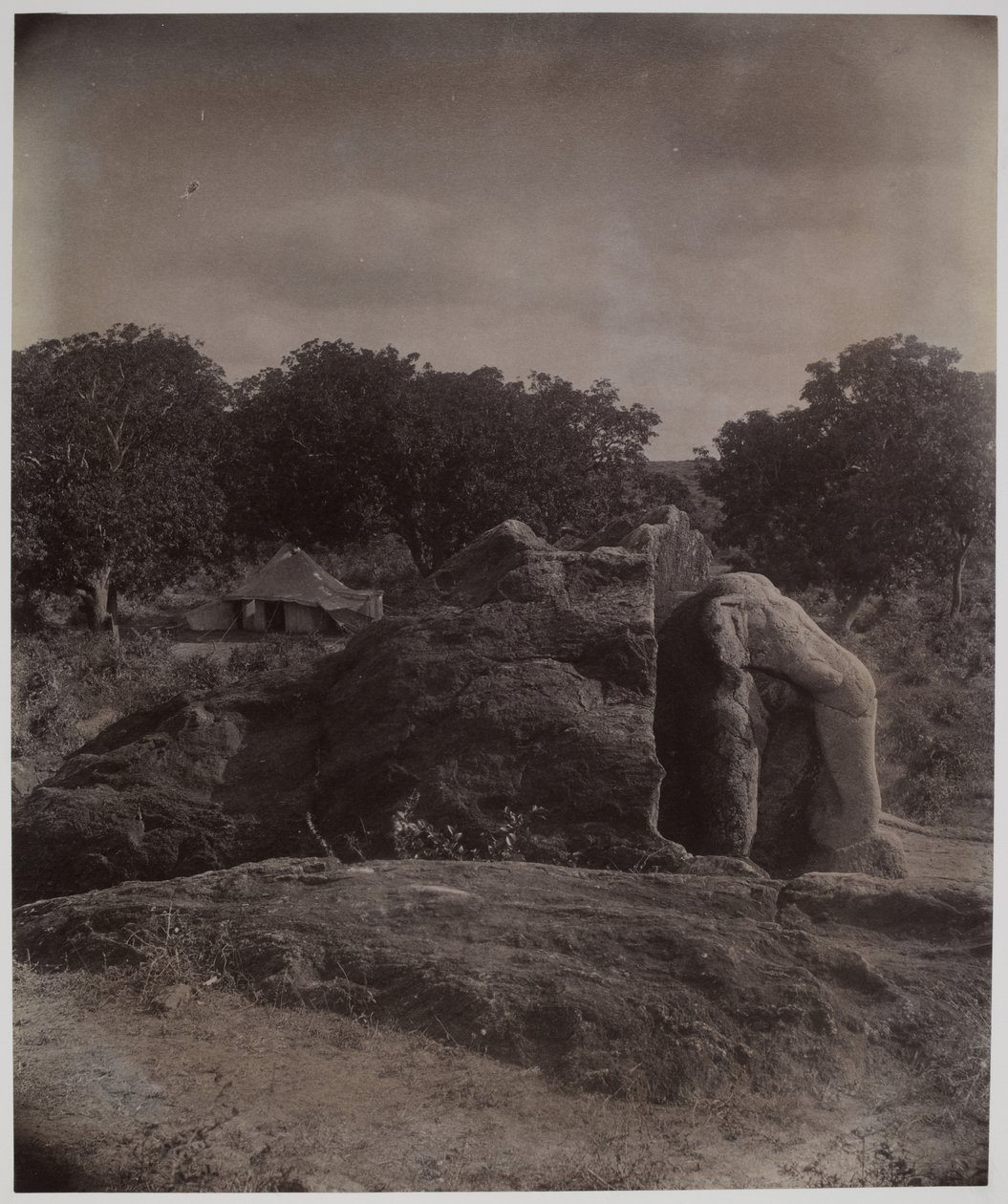 Beeldhouwwerk van een olifant bovenop een rots met Asoka-inscripties, Dhauli, Puri District door Alexander Caddy