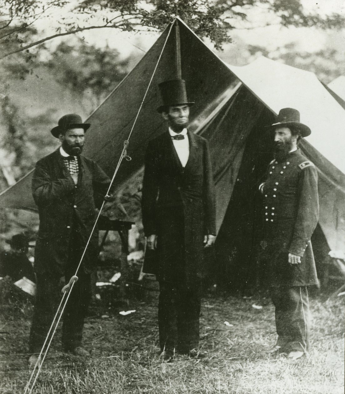 Abraham Lincoln met Allan Pinkerton en generaal-majoor John A. McClernand, 1862 door Alexander Gardner