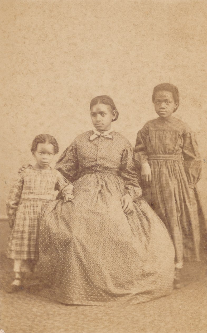 Carte-de-visite van een jonge vrouw en twee kinderen, 1864-1866 door Alexander Gardner