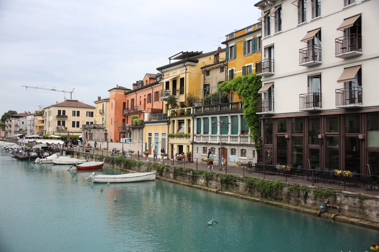 Peschiera del Garda Klein Venetië door Alexandra Joseph