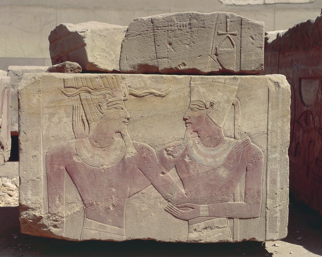 Egypte, Karnak, geschilderd reliëf van Hatsjepsoet als farao en god Amon door Nicolas Toussaint Charlet