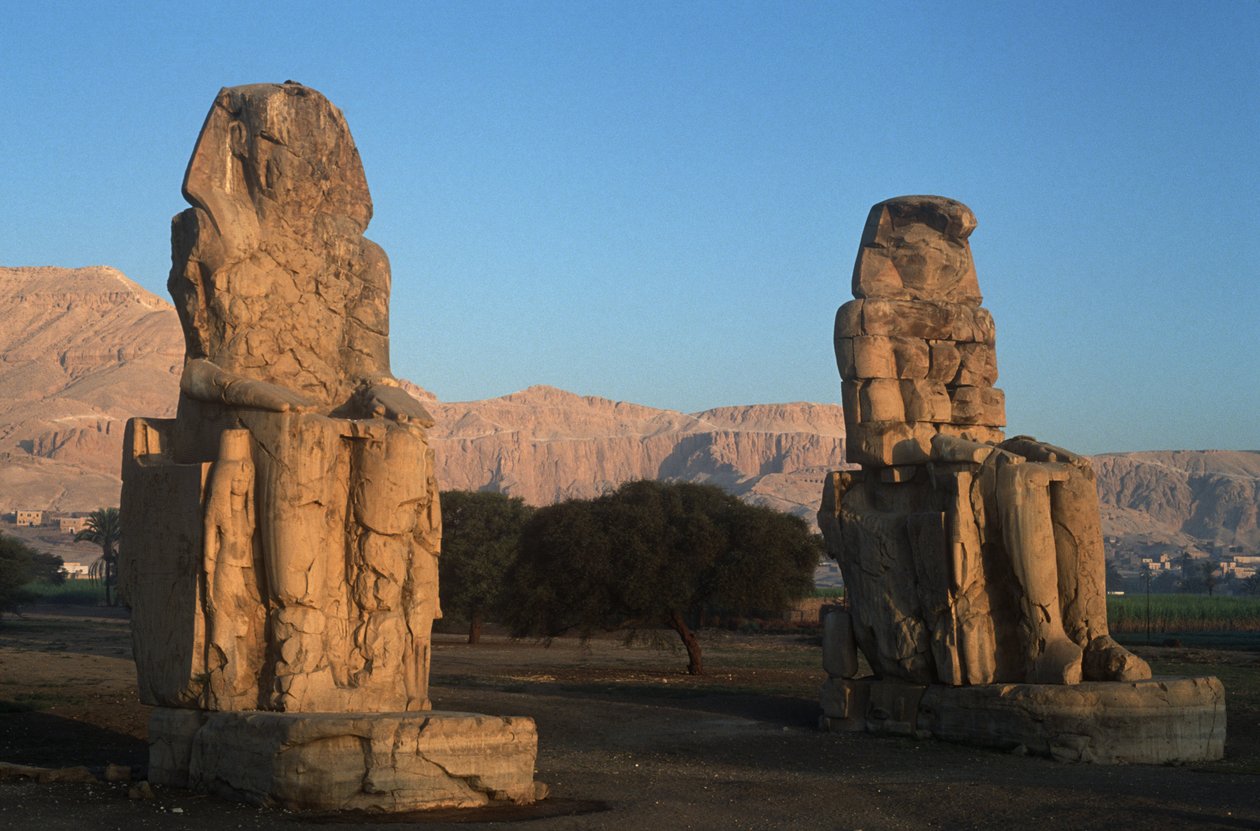 Egypte, oud Thebe, standbeelden van Amenhotep III Colossi van Memnon door Nicolas Toussaint Charlet