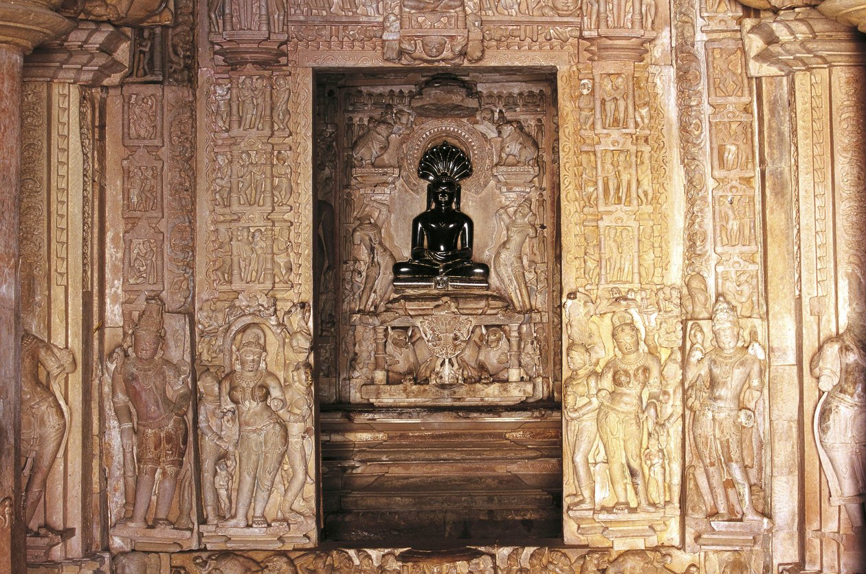 Ingang en altaar, Parshvanatha-tempel, Khajuraho-groep van Monumenten (UNESCO Werelderfgoedlijst) door Nicolas Toussaint Charlet
