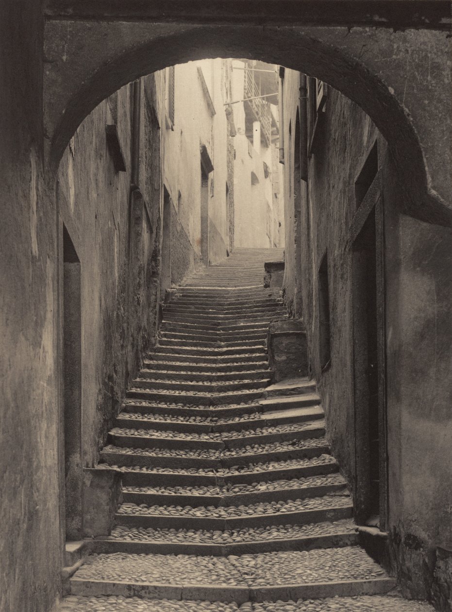 Een straat in Bellagio door Alfred Stieglitz