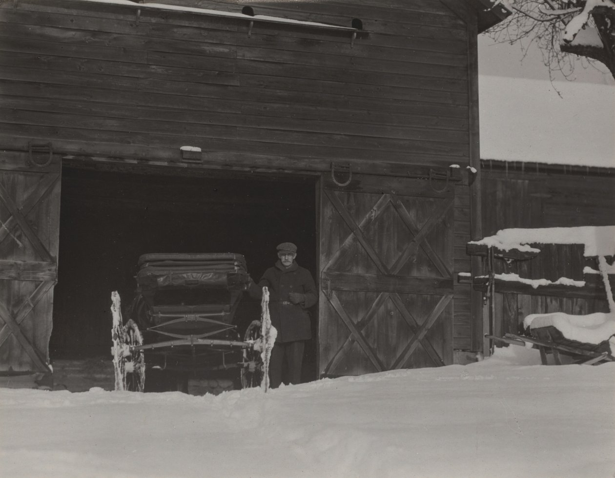 Schuur, koets en sneeuw door Alfred Stieglitz