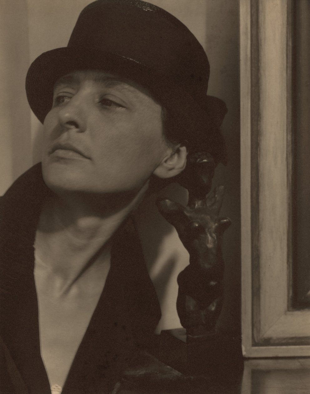 Georgia O’Keeffe met een beeldhouwwerk van Matisse door Alfred Stieglitz