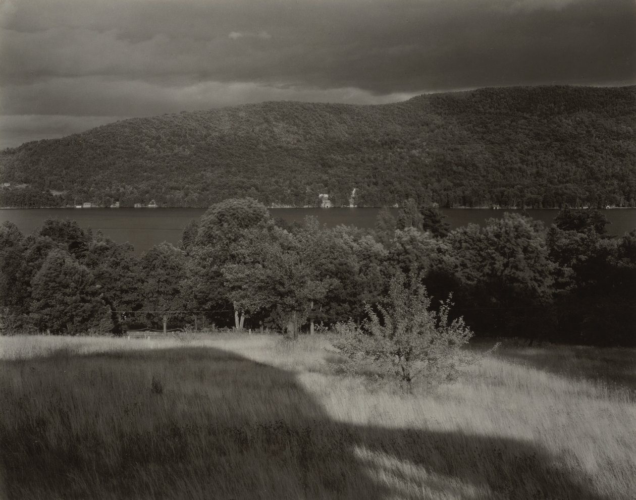 Lake George vanaf de heuvel door Alfred Stieglitz