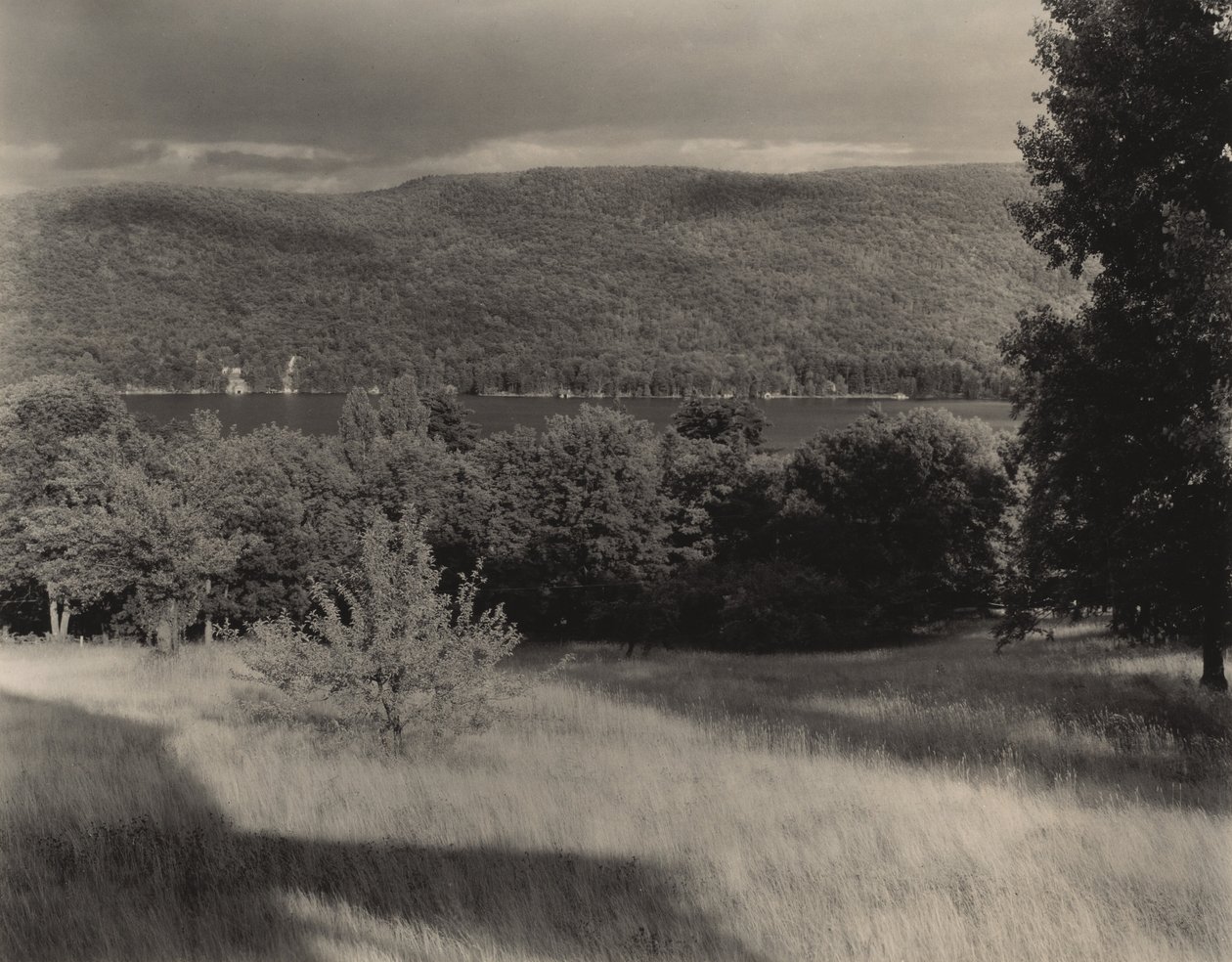 Lake George vanaf de heuvel door Alfred Stieglitz