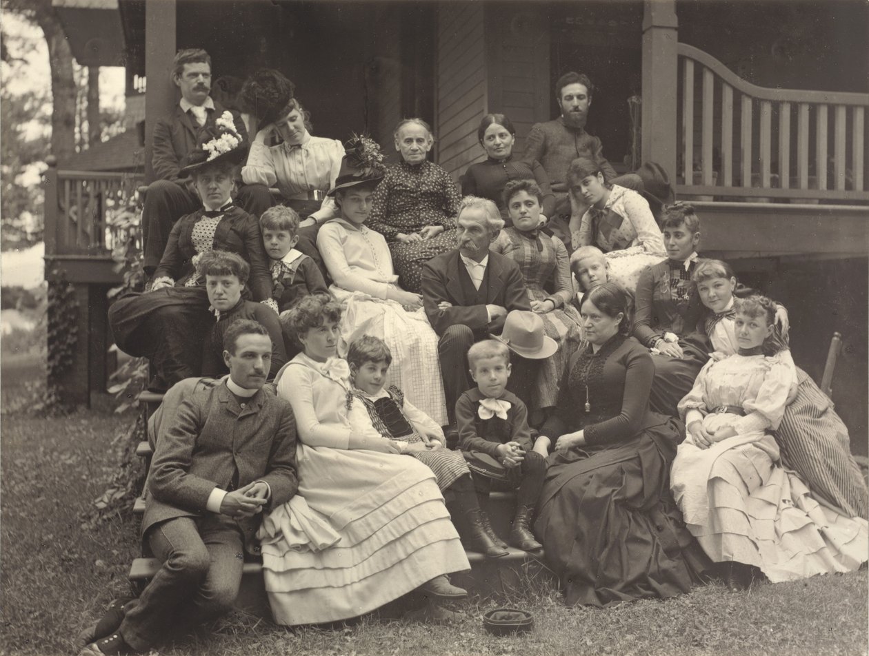 De familie Stieglitz in Oaklawn, Lake George door Alfred Stieglitz