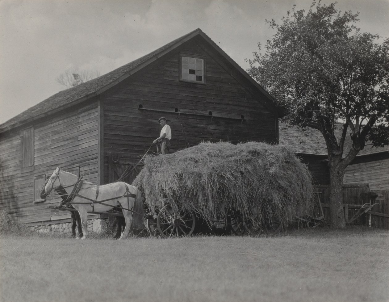 De hooiwagen en de schuur door Alfred Stieglitz