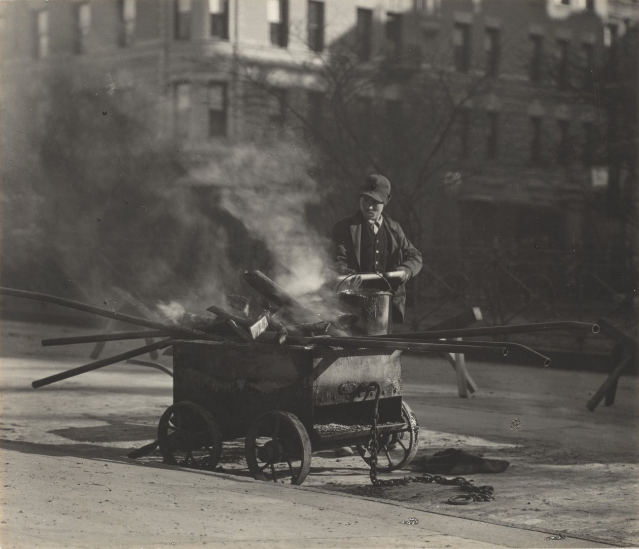 De straatbestraater door Alfred Stieglitz
