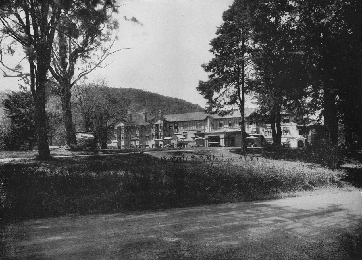 Het Grand Hotel, Nuwara Eliya, c1890, 1910 door Alfred William Amandus Plate