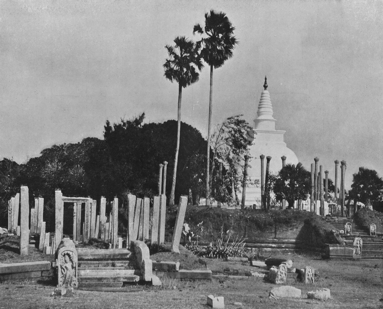 De verwoeste steden van Anuradhapura. Thuparama Dagoba, ca. 1890, 1910 door Alfred William Amandus Plate