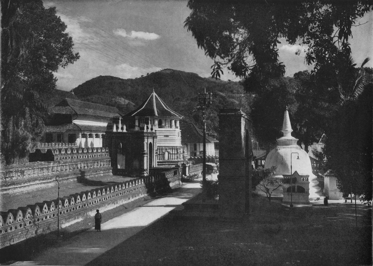 De Tempel van de Heilige Tand en Dagoba, Kandy, Ceylon door Alfred William Amandus Plate