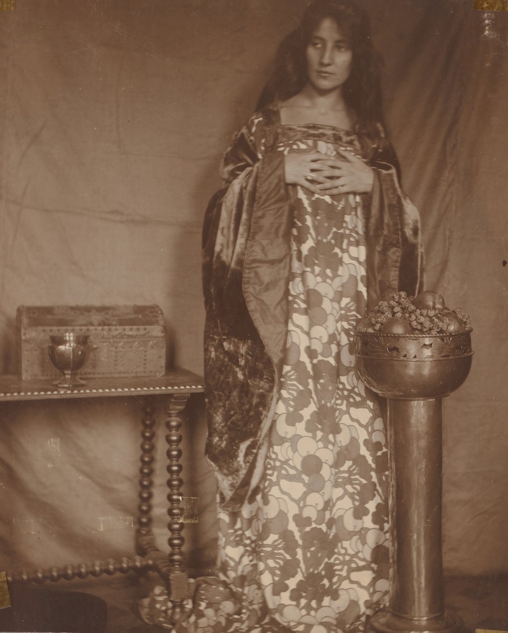 Portret van Alice Dieudonne Chase, ca. 1906 door Alice Gerson Chase