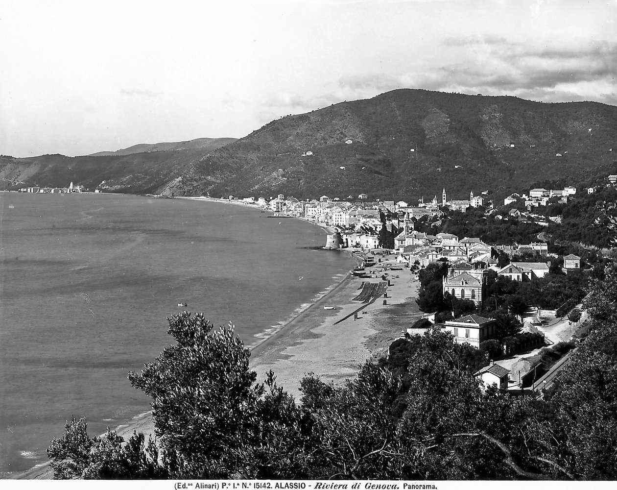 Panoramisch uitzicht op de stad Alassio, provincie Savona, ca. 1915-20 door Fratelli Alinari