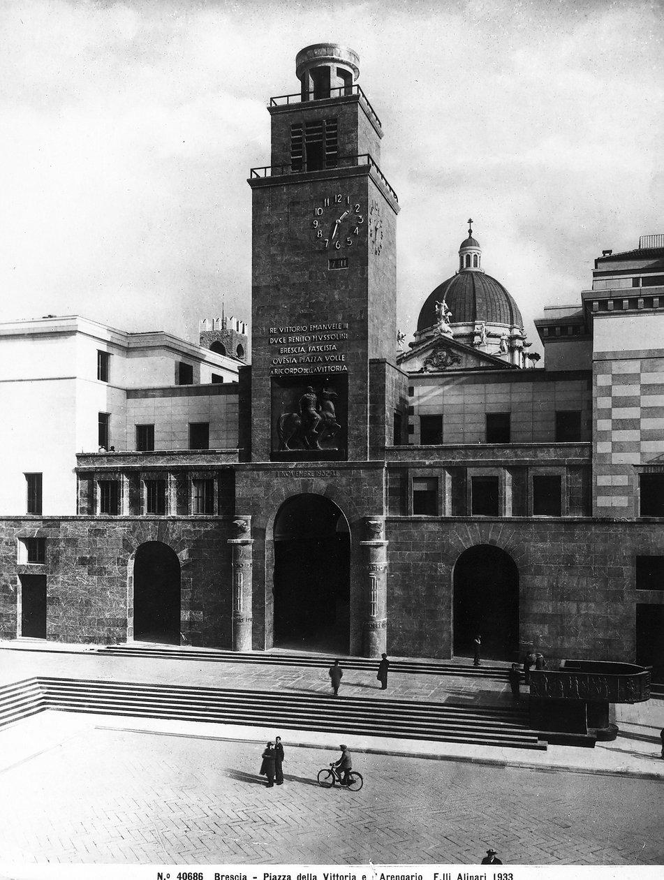 Piazza della Vittoria met Mussolini-toren, Brescia door Fratelli Alinari