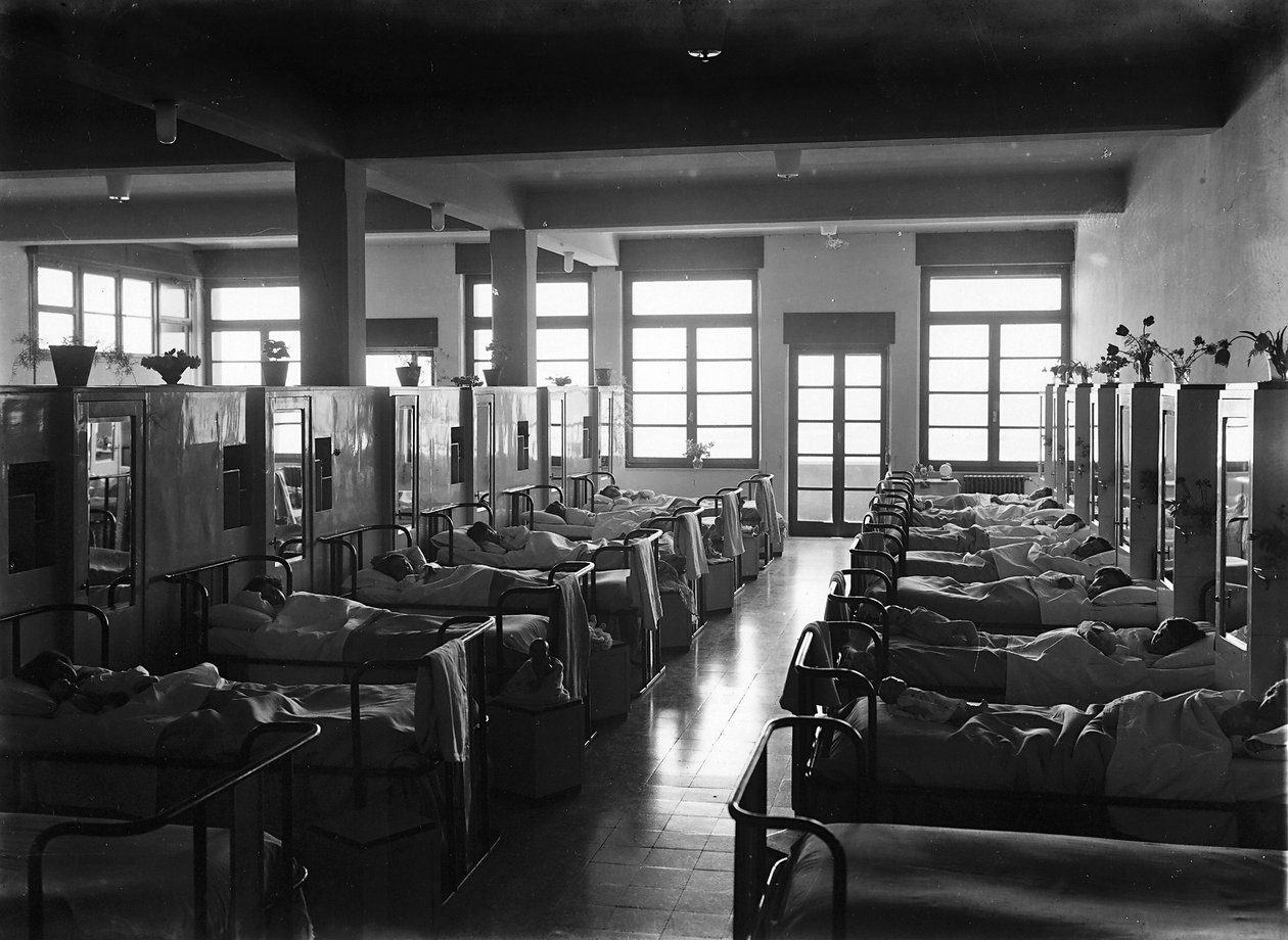 Villa Rosa Maltoni Mussolini: kinderen in hun bedden door Fratelli Alinari