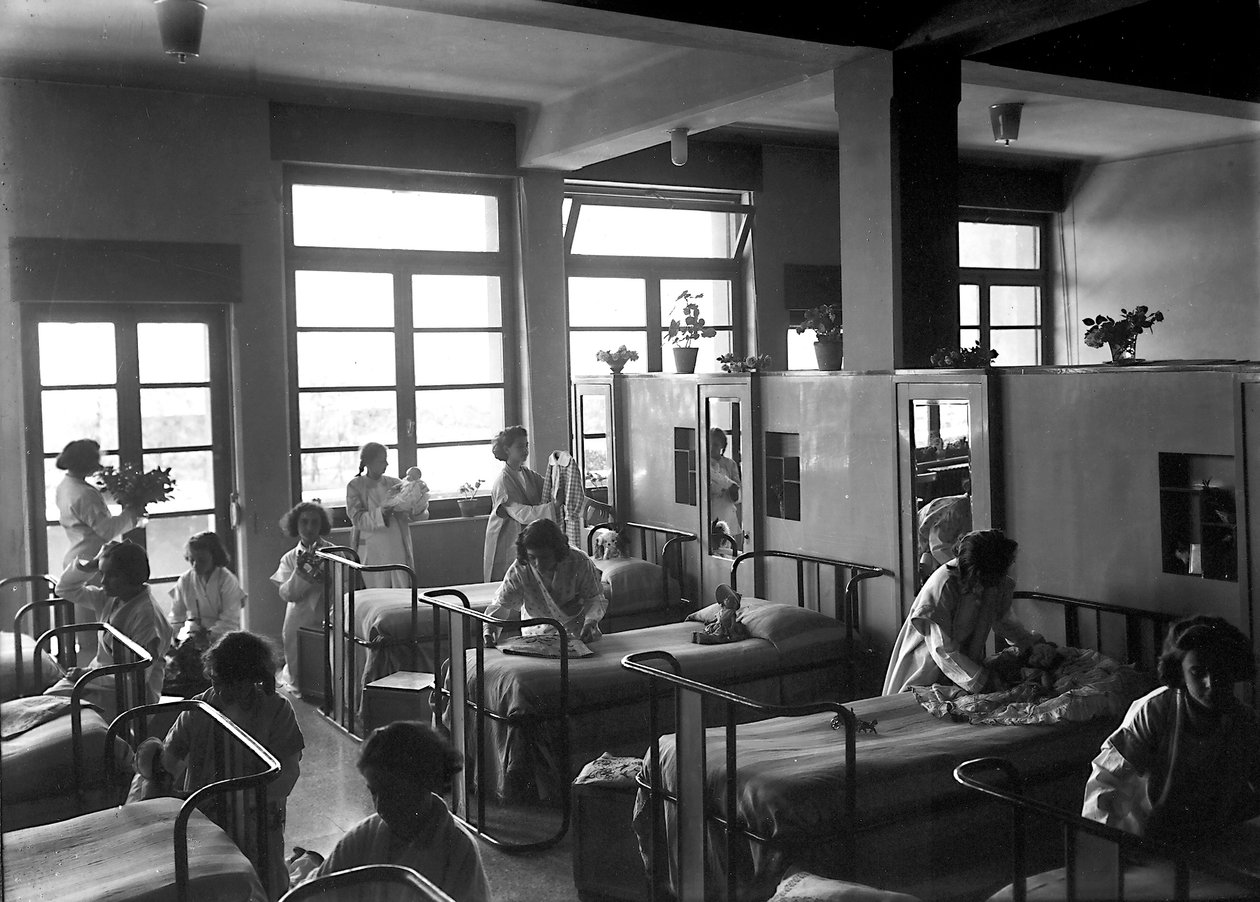 Villa Rosa Maltoni Mussolini: vrouwelijke studenten die hun slaapkamers opruimen door Fratelli Alinari