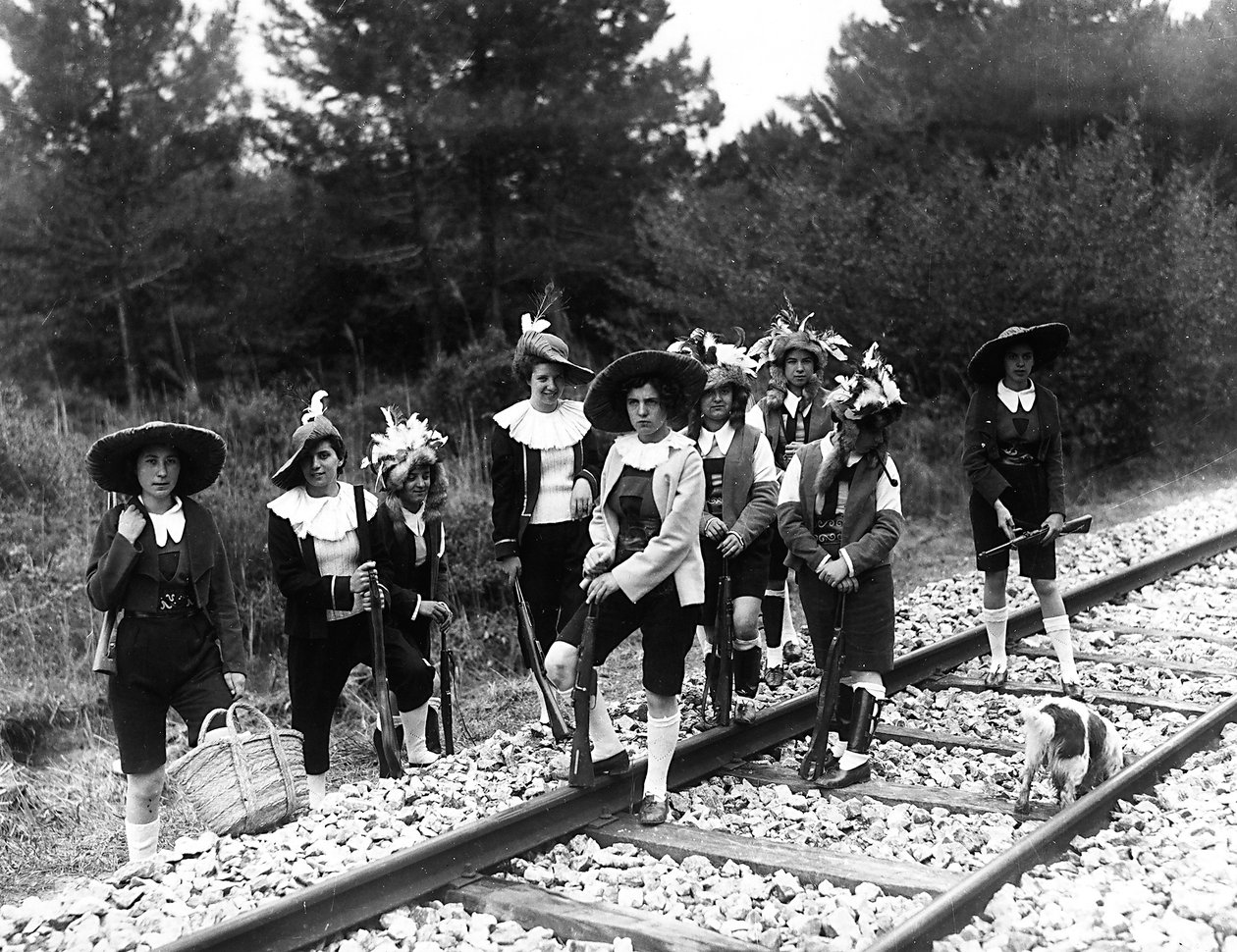 Villa Rosa Maltoni Mussolini: groep adolescenten poseren op spoorrails, gekleed in traditionele Friulische kostuums door Fratelli Alinari