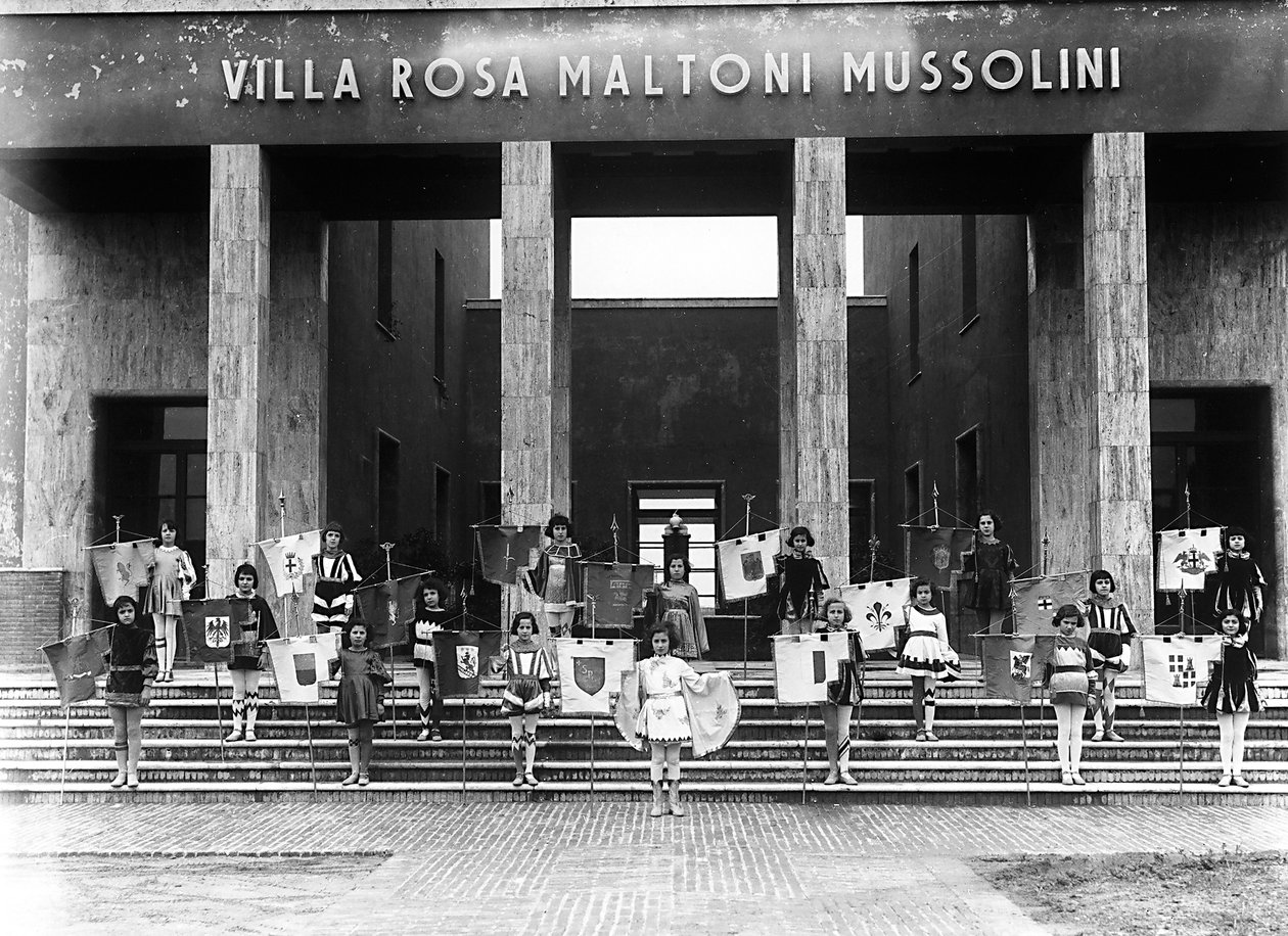 Villa Rosa Maltoni Mussolini: groep jonge meisjes verkleed als pagejongens door Fratelli Alinari