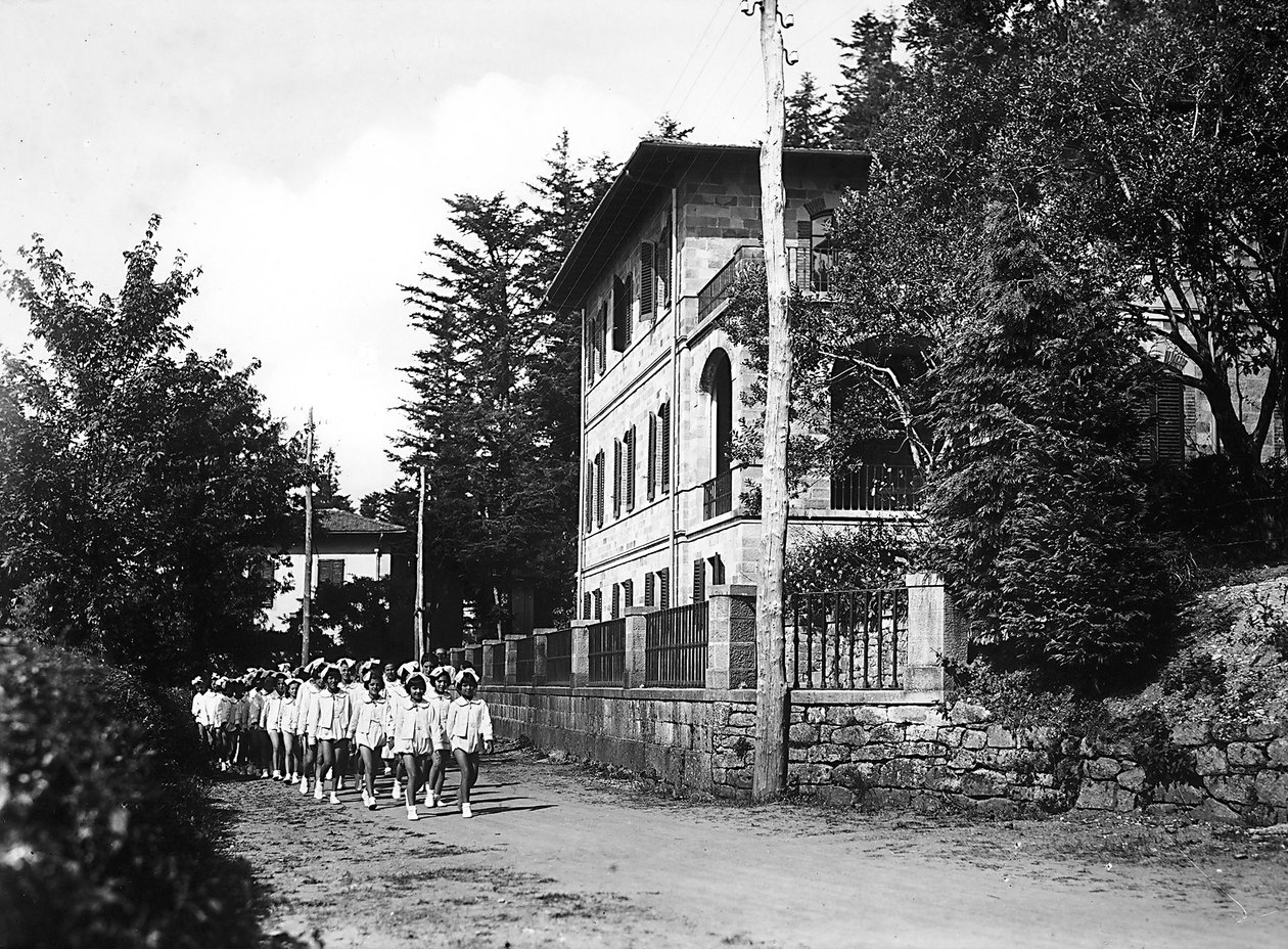 Villa Rosa Maltoni Mussolini: jonge vrouwelijke studenten tijdens een wandeling door Fratelli Alinari