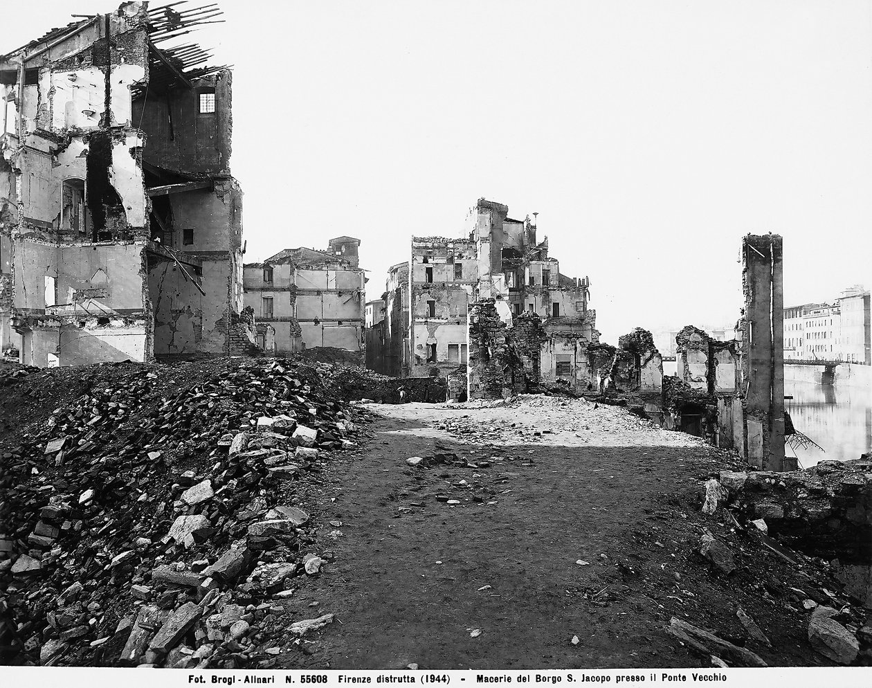 Tweede Wereldoorlog: schade veroorzaakt door het bombardement in Borgo San Jacopo bij de Ponte Vecchio, in Florence. Deze foto was voorheen onderdeel van de Brogi Collectie, maar behoort nu tot de Alinari Collectie door Fratelli Alinari