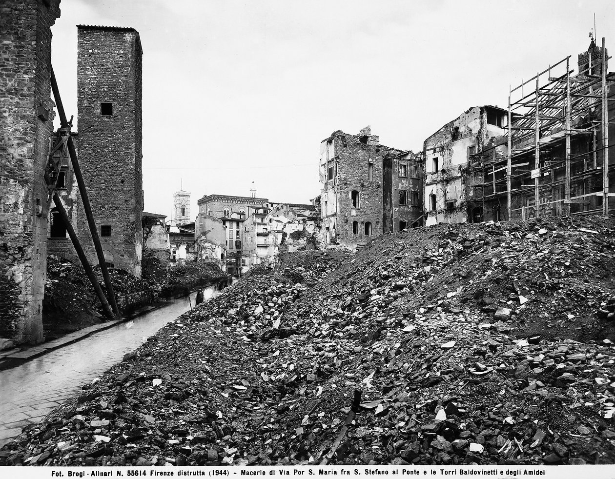 Tweede Wereldoorlog: Uitzicht op het puin op Via Por Santa Maria tussen Santo Stefano al Ponte en de Torens van de Baldovinetti en Amidei in Florence, na het bombardement. Deze foto maakte vroeger deel uit van de Brogi-collectie, maar behoort nu tot de Ali door Fratelli Alinari