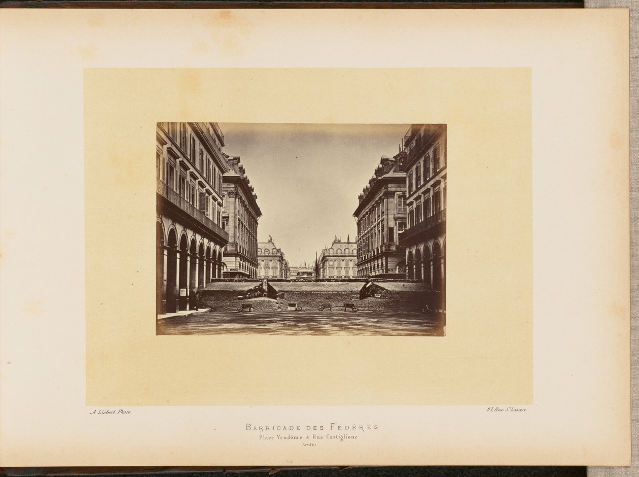 Barricade des Fédérés, place Vendôme en rue Castiglione. door Alphonse J. Liébert