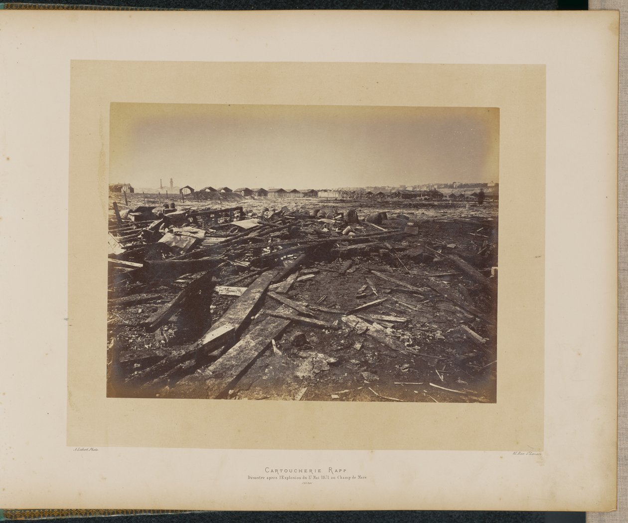 Cartoucherie Rapp. Ramp op de Champ de Mars na de explosie op 17 mei 1871. door Alphonse J. Liébert