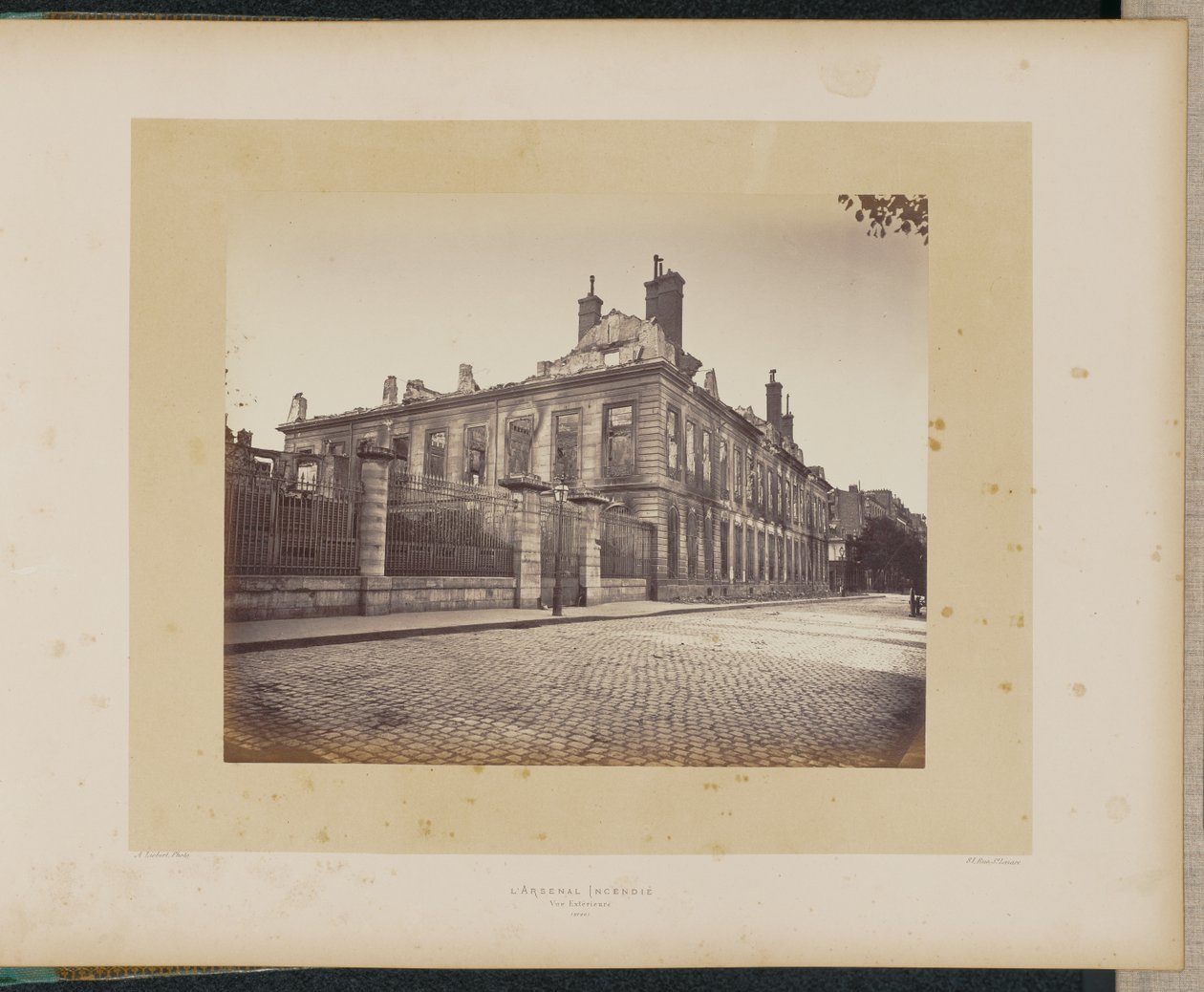 Het brandende arsenaal. Buitenaanzicht. door Alphonse J. Liébert