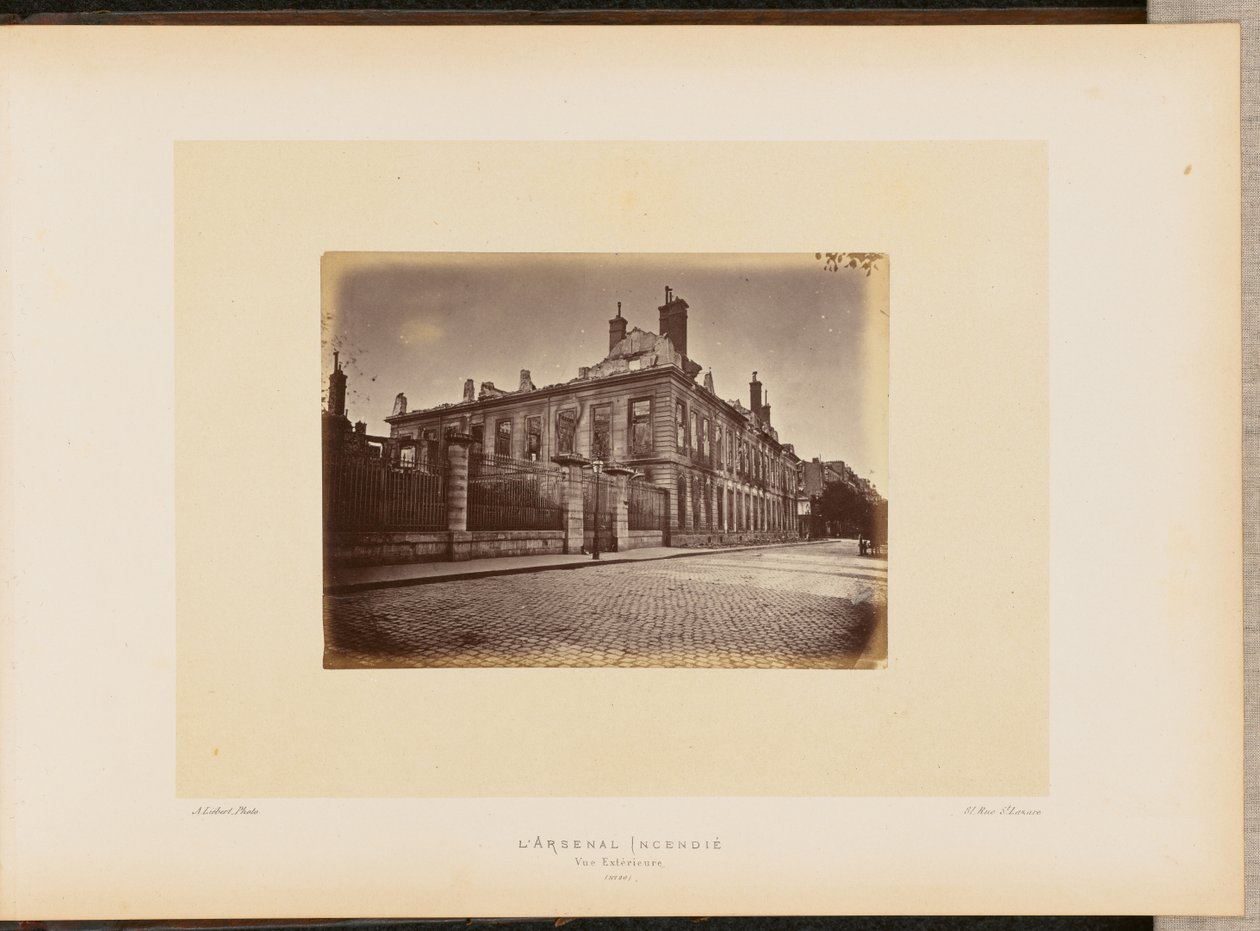 Het brandende arsenaal. Buitenaanzicht. door Alphonse J. Liébert