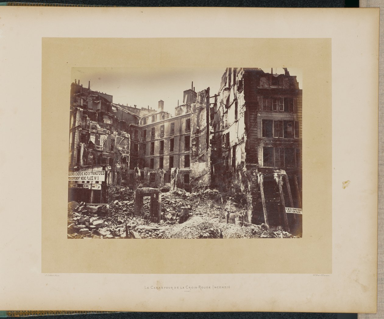 Het Rode Kruis-centrum is in brand gestoken. door Alphonse J. Liébert
