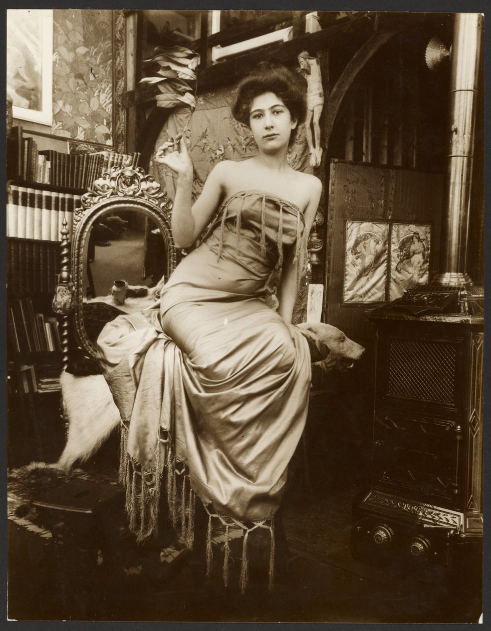 [Vrouwelijk model dat een tak van de laurier vasthoudt, Parijs]. door Alphonse Maria Mucha