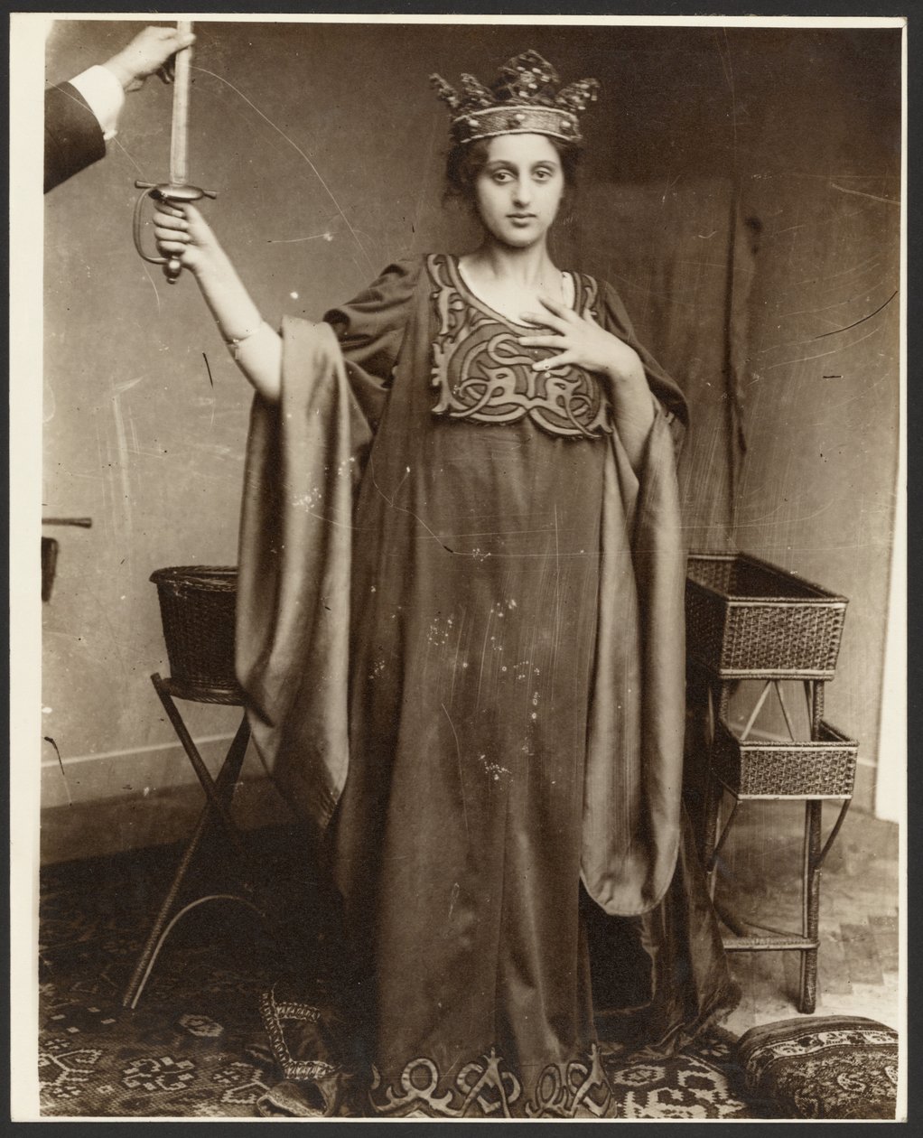 [vrouwelijk model draagt kroon en houdt zwaard vast]. door Alphonse Maria Mucha