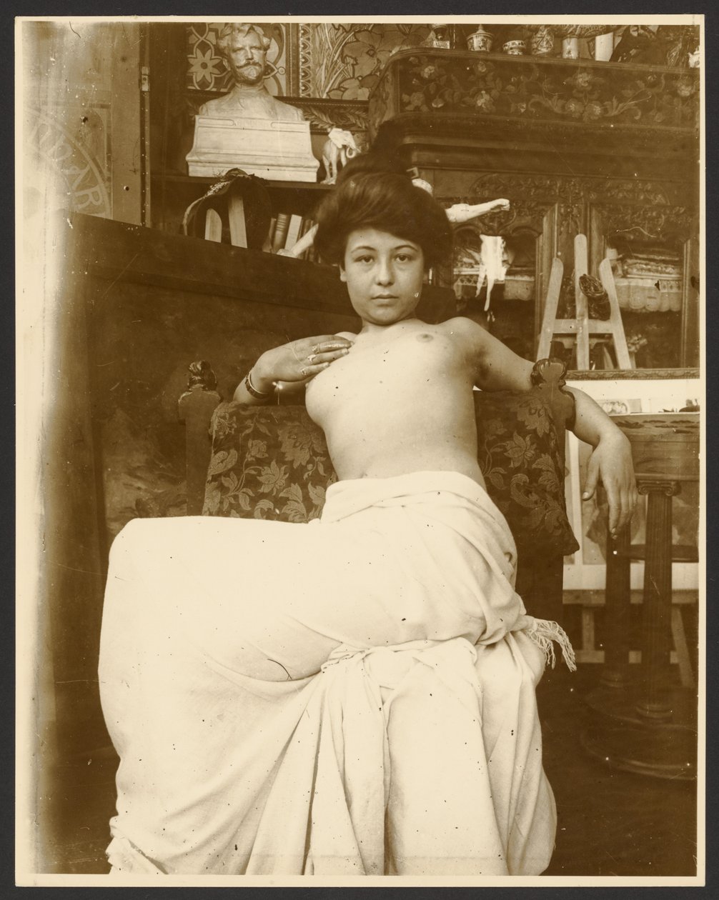 [Vrouwelijk model voor de allegorie "September" uit de cyclus van de twaalf maanden, voor het tijdschrift "Cocorico," Parijs]. door Alphonse Maria Mucha