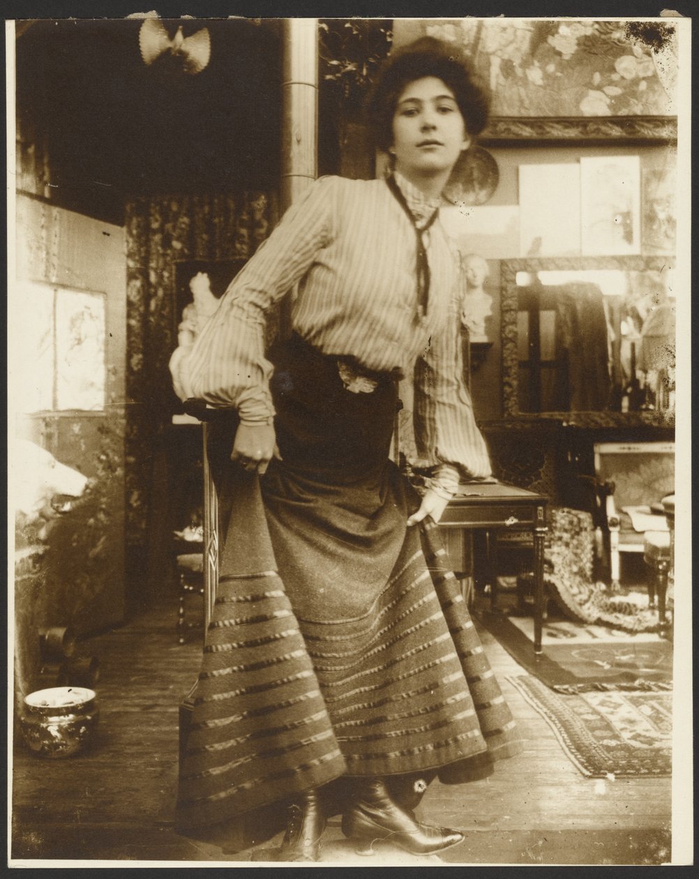 [Vrouwelijk model in gestreepte blouse en lange jurk, Parijs]. door Alphonse Maria Mucha