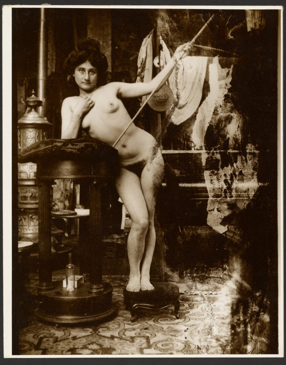 [Vrouwelijk naakt met speer, Parijs]. door Alphonse Maria Mucha
