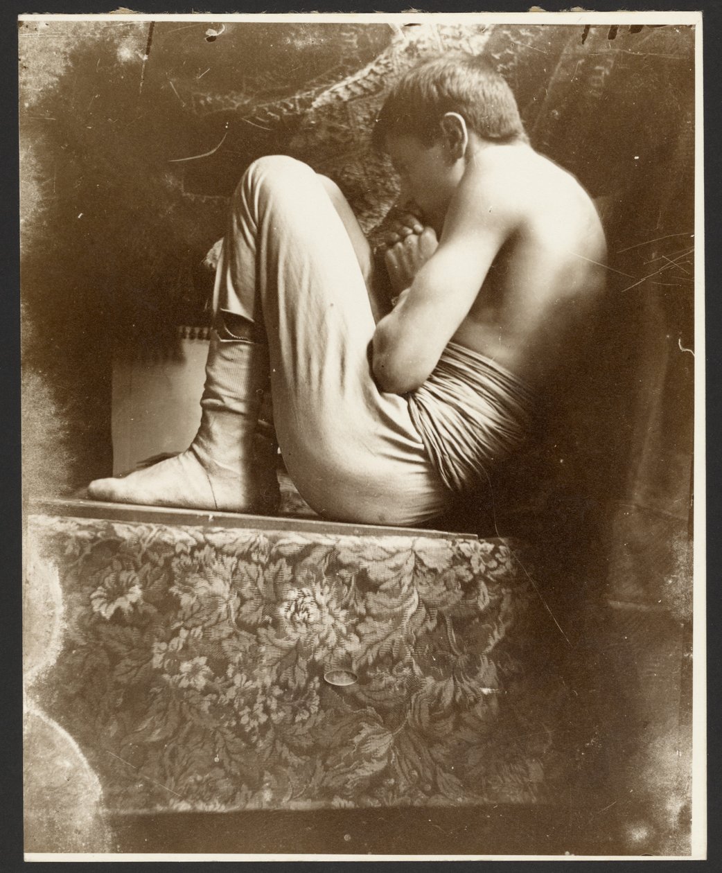 [Mannelijk model in foetushouding, Parijs]. door Alphonse Maria Mucha
