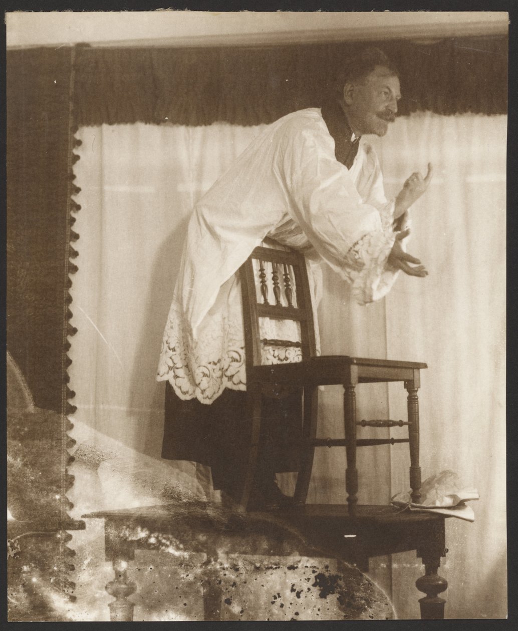 [Zelfportret van Alphonse Mucha poserend als "Jan Jus" voor zijn schilderij, "Meester Jan Jus preekt in de Bethlehemkapel," (1916) uit de "Epos van de Slavencyclus, Zbiroh, Bohemen"]. door Alphonse Maria Mucha