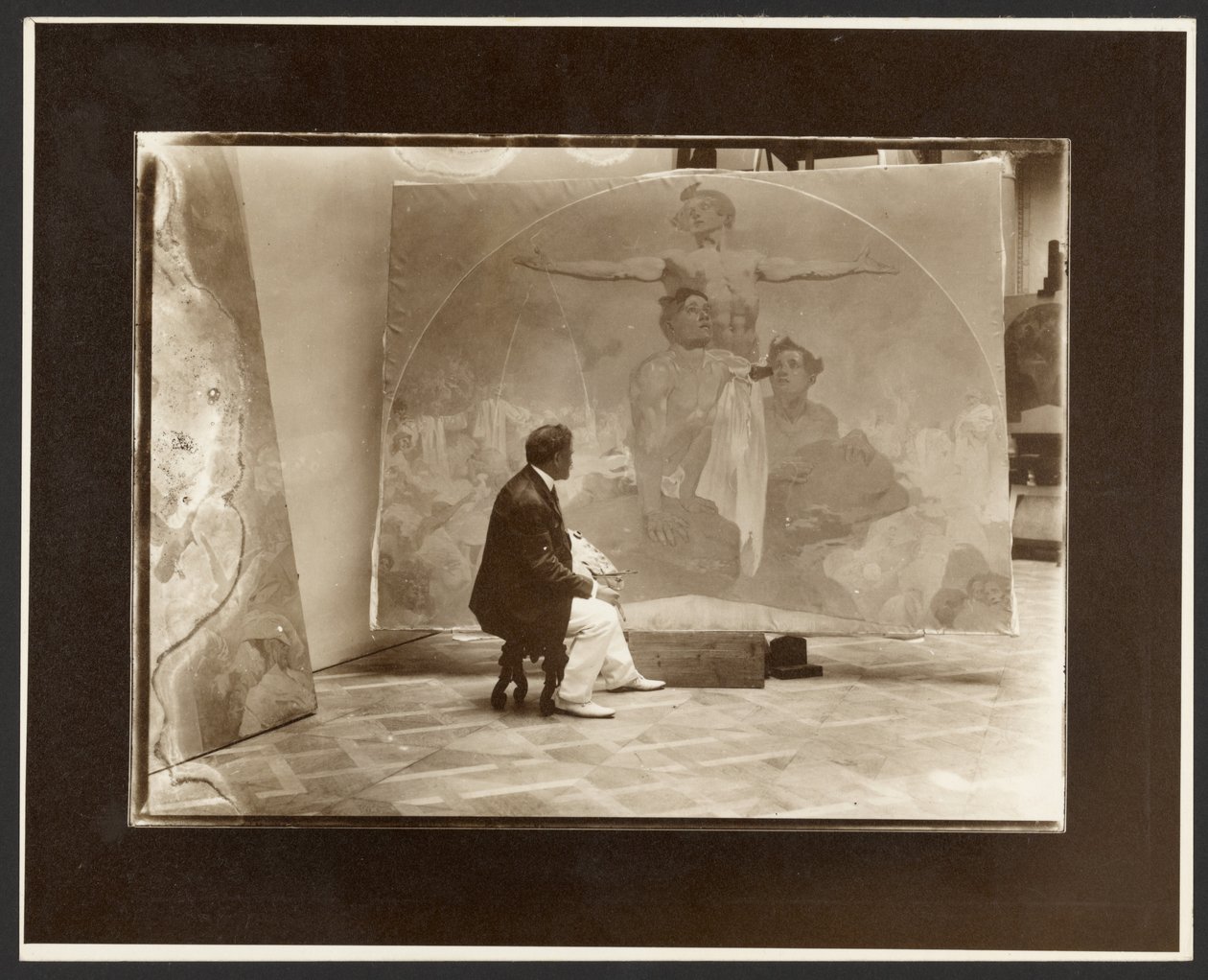 [Zelfportret van Alphonse Mucha aan het werk aan "Lunette, Door Kracht naar Vrijheid, Door Liefde naar Eenheid!" voor de Burgemeesterszaal Gemeentehuis, Praag]. door Alphonse Maria Mucha