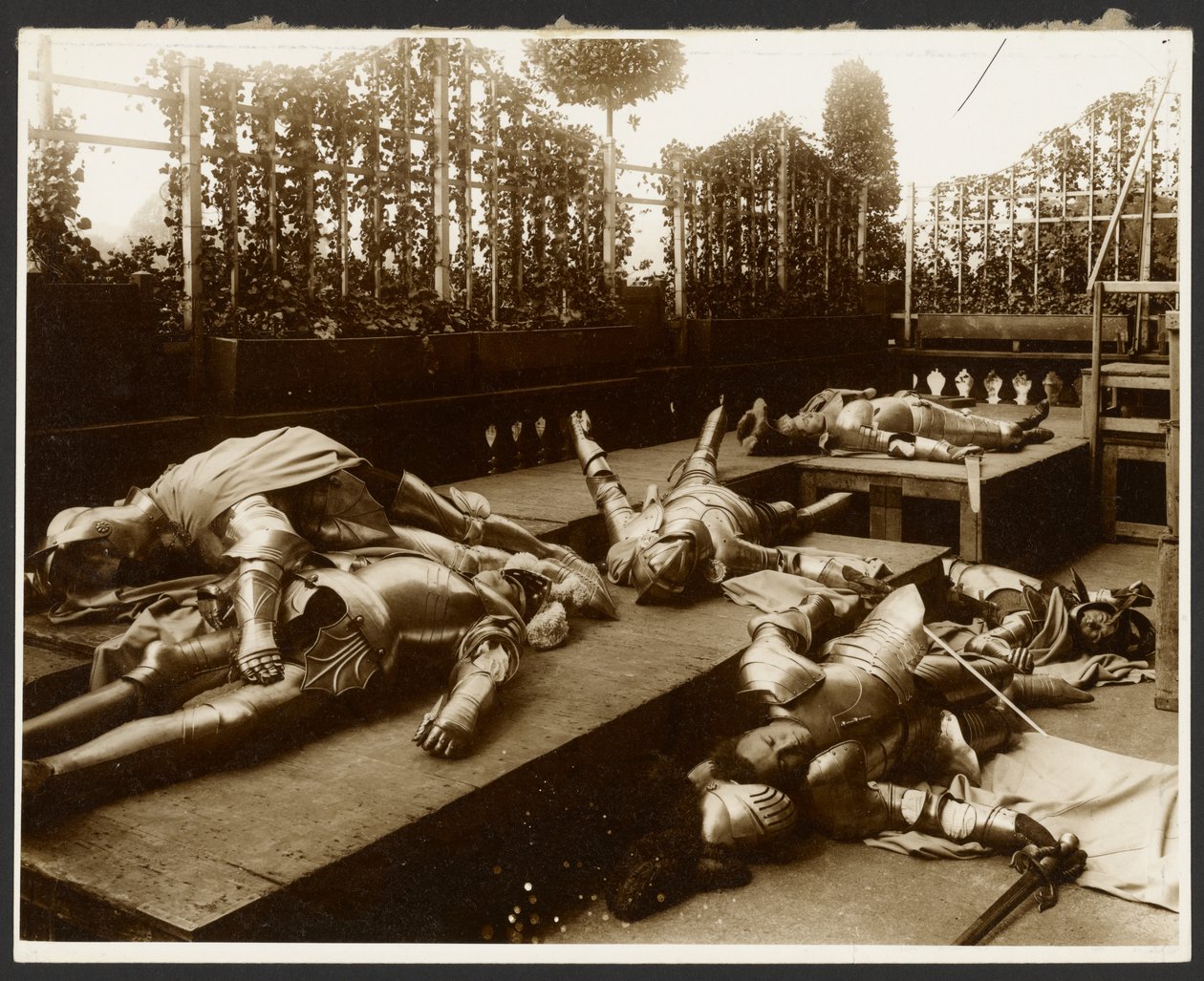 [Zes mannelijke modellen als oude krijgers gekleed in harnas die doen alsof ze dood zijn]. door Alphonse Maria Mucha