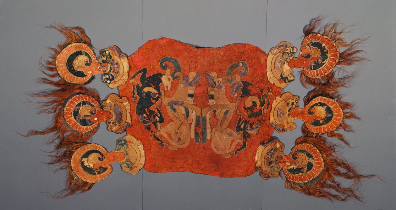 Zadelhoes versierd met griffioenen die berggeiten aanvallen door Altaic School