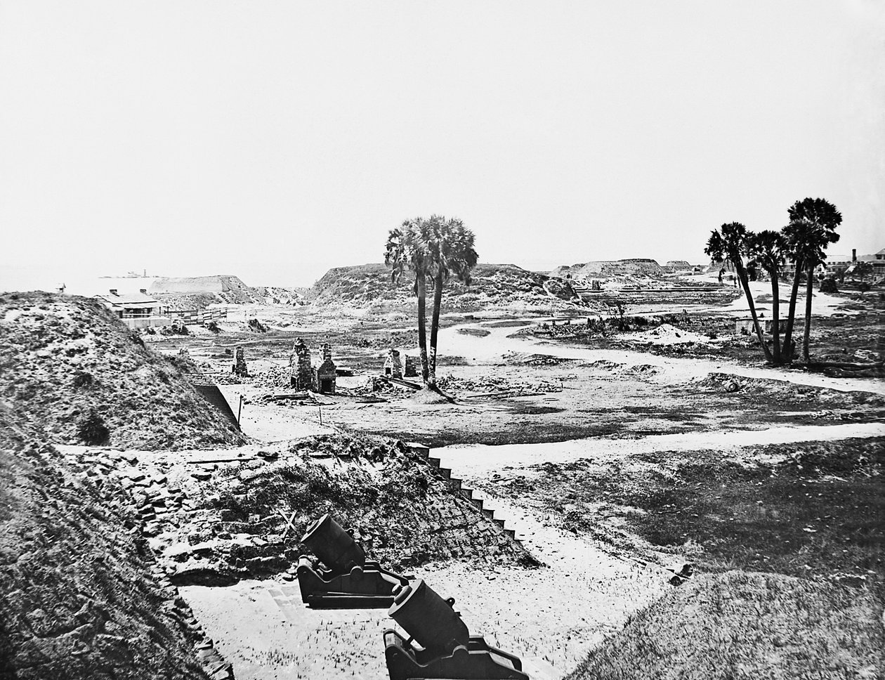 Verlaten mortieren en lege Zuidelijke vestingwerken naast Fort Moultrie op Sullivans Island, Charleston Harbor, South Carolina, 1865 door American Photographer