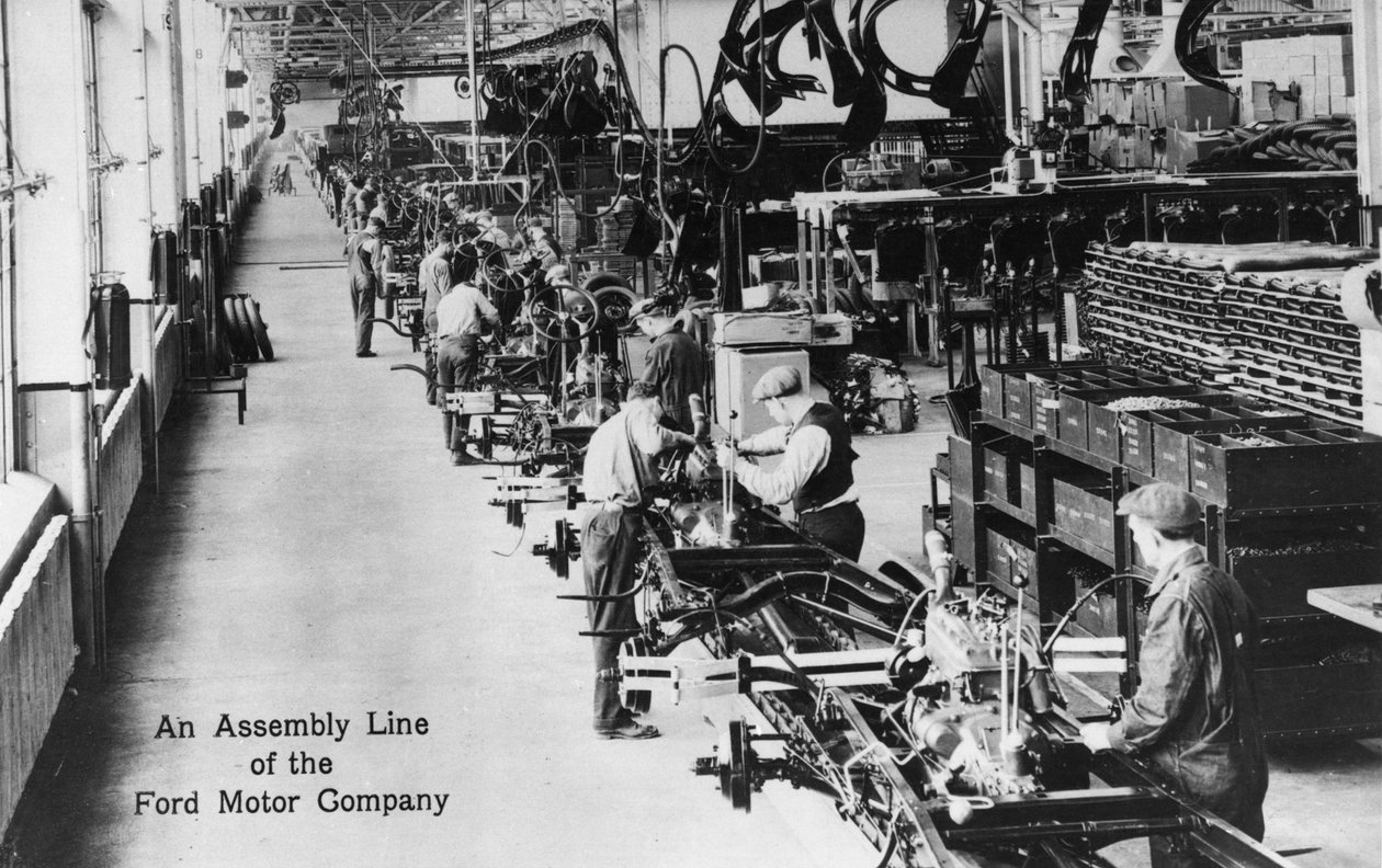 Een Montageband bij de Ford Motor Company, ca. 1910-20 door American Photographer